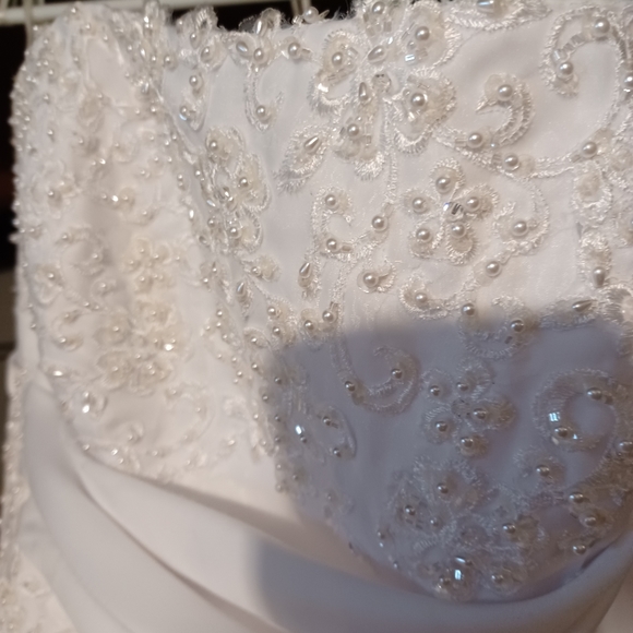 David's bridal strapless wedding dress - Picture 3 of 6